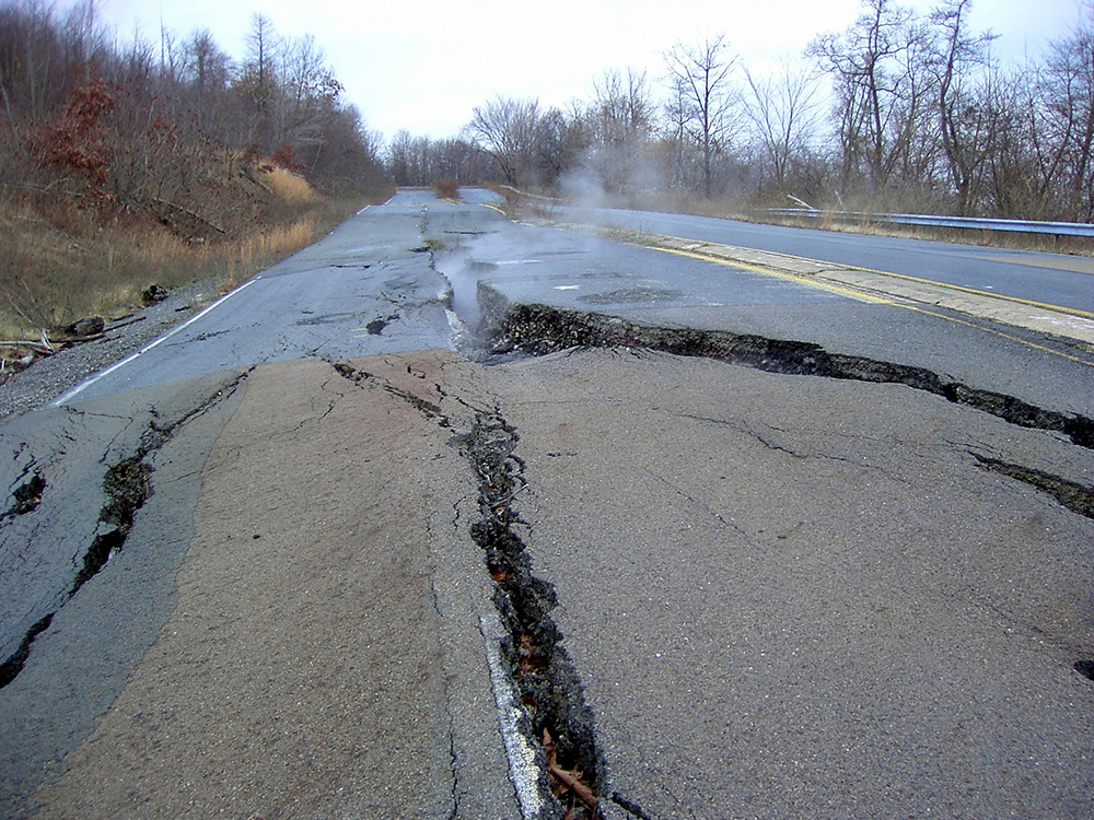 Smoking crack through Route 61 in Centralia _ Wikimedia user JohnDS